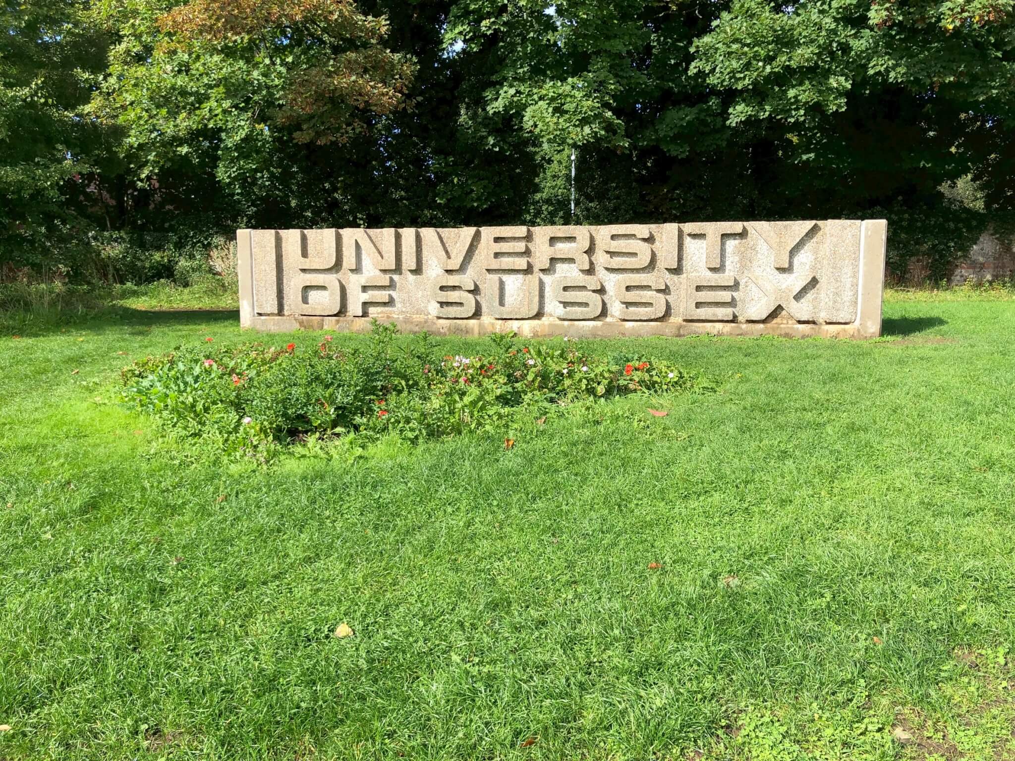 サセックス大学前にて