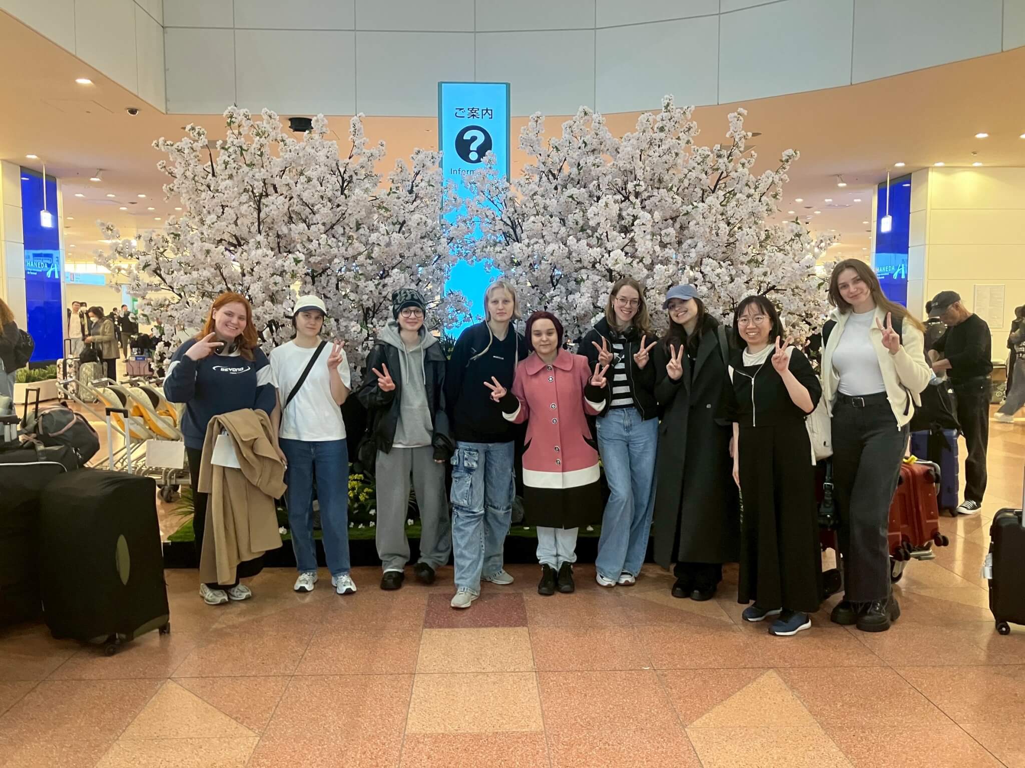 パスウェイズジャパンで4月から日本語学校で勉強するウクライナ避難民の方を空港お迎えしたときの写真